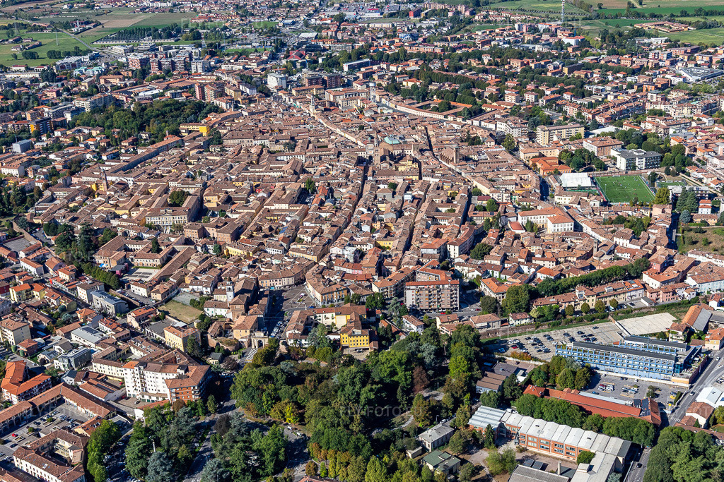 Vue aérienne: Vieille ville historique à Crema dans le département Cremona, Italie. Photo: IMG_134389.jpg prise le 18/09/2022 par Werner Riehm/FLY-FOTO.euRésolution de l'original: 5270 x 3514 px