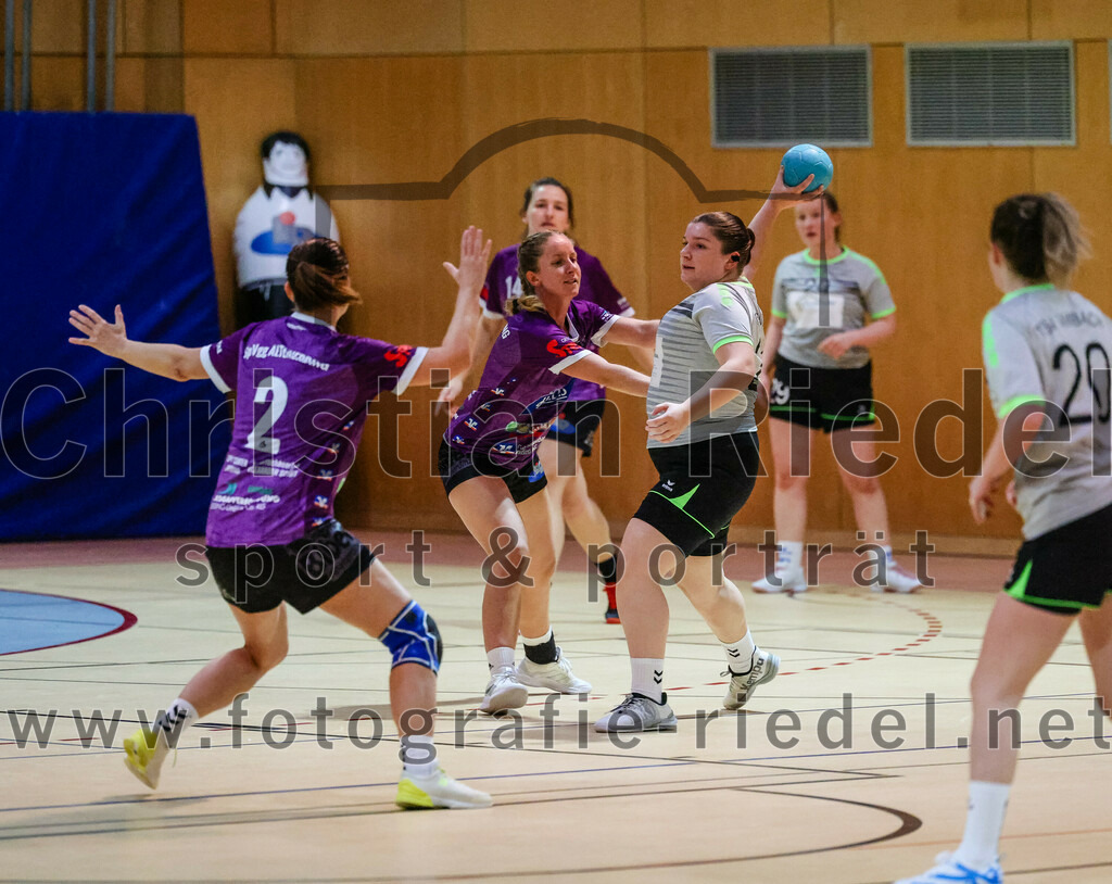 2023-11-11_024_SpVgg_Altenerding_gegen_TSV_Simbach_II | Erding, Deutschland, 11.11.2023:
Handball, Bezirksliga Frauen Altbayern 2023 / 2024, 5. Spieltag, SpVgg Altenerding II gegen TSV Simbach II, Endergebnis: 31:28

Grit Kschischow (SpVgg Altenerding, #2), Johanna Bauschmid (SpVgg Altenerding, #5), Susanne Webersberger (TSV Simbach, #23)

Foto: Christian Riedel / fotografie-riedel.net