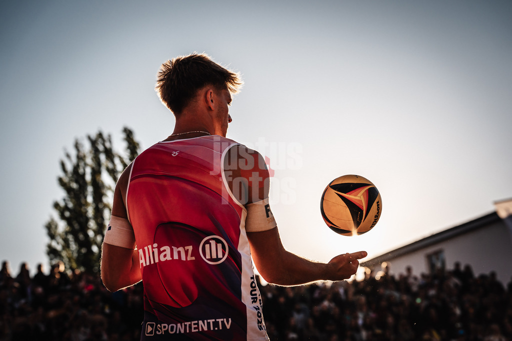 Beachvolleyball | Männer | Allianz German Beach Tour 2025 | Tourstop Berlin | 23.08.2025 | Luis Kubo beim Aufschlag