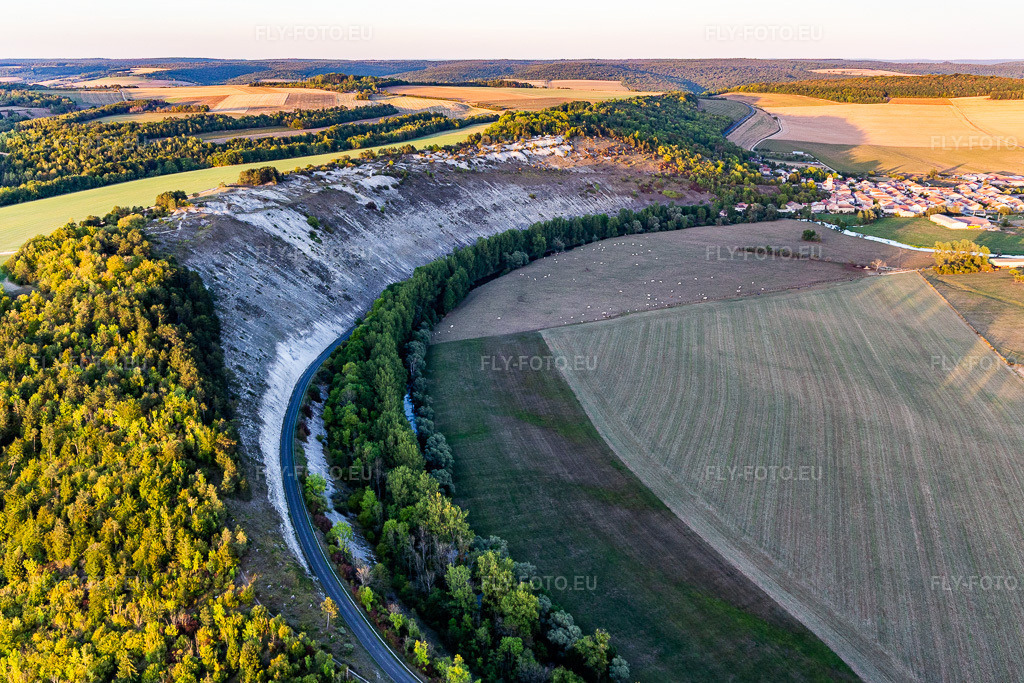 Vue aérienne: Sites de décollage de parapente au-dessus du Chètre à Champougny dans le département Meuse, France. Photo: IMG_118374.jpg prise le 15/09/2019 par Werner Riehm/FLY-FOTO.euRésolution de l'original: 5076 x 3384 px