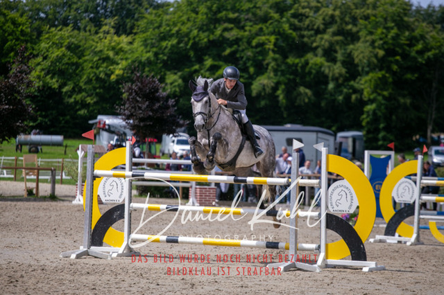IMG_5810 | Deine Turnierfotos vom Reitturnier online kaufen: Dressur, Springen & Siegerehrung. Professionelle Pferdefotografie aus dem Rheinland – als Download & Print.Alternative: Turnierfotograf für den Pferdesport: Finde deine Fotos von Dressur- und Springturnier