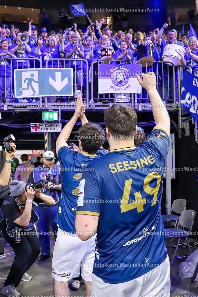 xSSCx18042602042 | 18.04.2026, xsscx, Handball, DHB-Pokal Lidl Final4, Halbfinale, Bergischer HC - SC Magdeburg, Saison 2025 / 2026 Herren, Lanxess Arena, Köln: Die Mannschaft des Bergischer HC feiert den Sieg über den SC Magdeburg  Photo: xSandraxScherningxPressefotoKochx