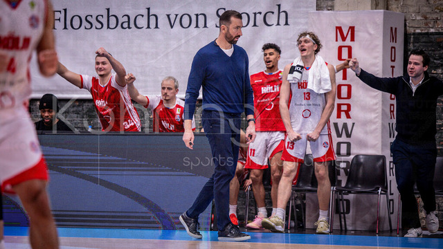 Barmer 2. Basketball Bundesliga ProA: Rheinstars Koeln vs. BBC Bayreuth, 11.01.26 | Köln, 11.01.26 - Freude auf der Bank der RheinStars Köln, Zoran Kucic (Head Coach RheinStars Köln) bleibt ruhig während des Spiels der Barmer 2. Basketball Bundesliga ProA: Rheinstars Koeln vs. BBC Bayreuth in der Motor World in Köln.