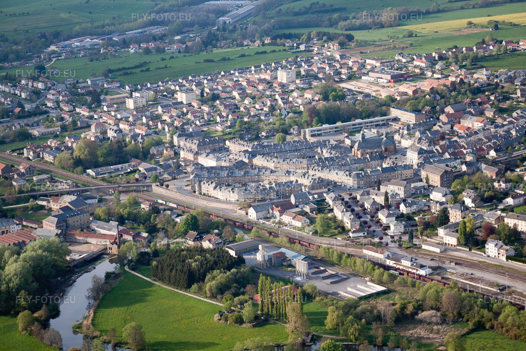 Vue aérienne: Vieille ville à Carignan dans le département Ardennes, France. Photo: IMG_39793.jpg prise le 16/04/2011 par Werner Riehm/FLY-FOTO.eu – Résolution de l'original: 4752 x 3168 px