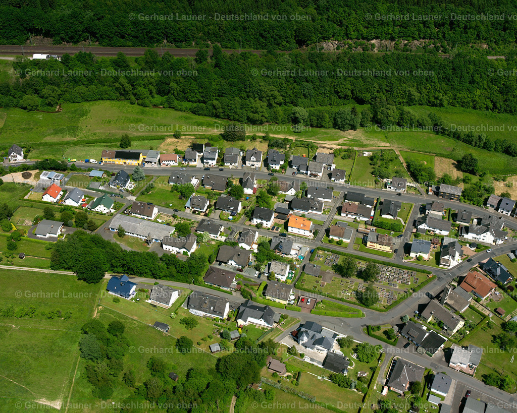 2611174 | FELLERDILLN 09.06.2006 Landwirtschaftliche Nutzflächen und Feldgrenzen  umsäumen das Siedlungsgebiet des Dorfes in Fellerdilln im Bundesland Hessen, Deutschland // Agricultural land and field boundaries surround the settlement area of the village  in Fellerdilln in the state Hesse, Germany Foto: Gerhard Launer