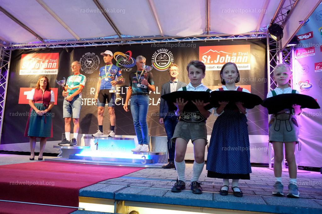 1278_20230817_Bewerb_Maenner_Muehlanger | AUT - OESTERREICH, 2023-08-16: SPORT RENNRAD-FAHREN - 55. INTERNATIONALER RADWELTPOKAL IN ST. JOHANN IN TIROL  - Vintage-Radrennen mit WM-Bronze-Medaillen-Siegerin Christina Schweinberger, den Teilnehmer und Alexander Baumann (vom Orginastions-Team) - TAG 2 BEWERB MAENNER IN SECHS GRUPPEN  ; Foto: Roland Muehlanger