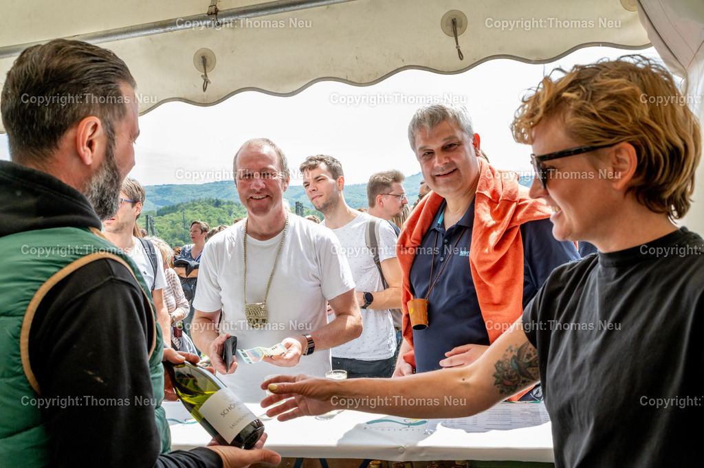 DSC_9746 | bre, Bergsträßer Weinlagenwanderung,,Rast oberhalb des Fürstenlagers,Rabea Trautmann und Julien Meissner vom Weingut Schloss Schönberg im Vordergrund,   Bild: Thomas Neu