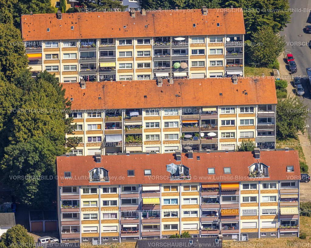 Hattingen220807771 | Luftbild, Mietshäuser Reihenhäuser, rote Dächer, Balkone, Sonnenschirme, Markisen, Dachterrasse, Rauendahlstraße, Baak, Hattingen, Ruhrgebiet, Nordrhein-Westfalen, Deutschland