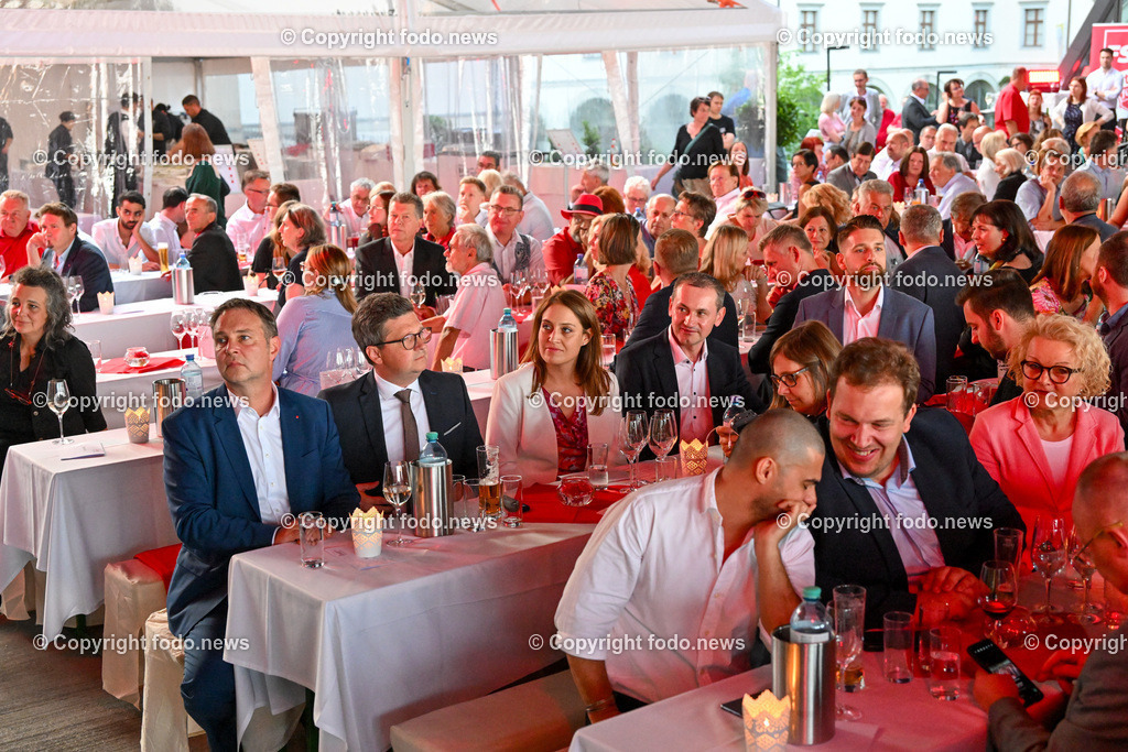 Bund Sozialdemokratischer AkademikerInnen Oberoesterreich_ rote Nacht 2023_ 06.07.2023-19 | 06.07.2023, Schloss Linz, AUT, Bund Sozialdemokratischer AkademikerInnen Oberoesterreich, rote Nacht 2023, im Bild Besucher der roten Nacht, Andreas Babler (SP, Bundesparteivorsitzender), LR Michael Lindner (SP), Tina Bloechl (SP, Vize-Bgmin. der Stadt Linz)