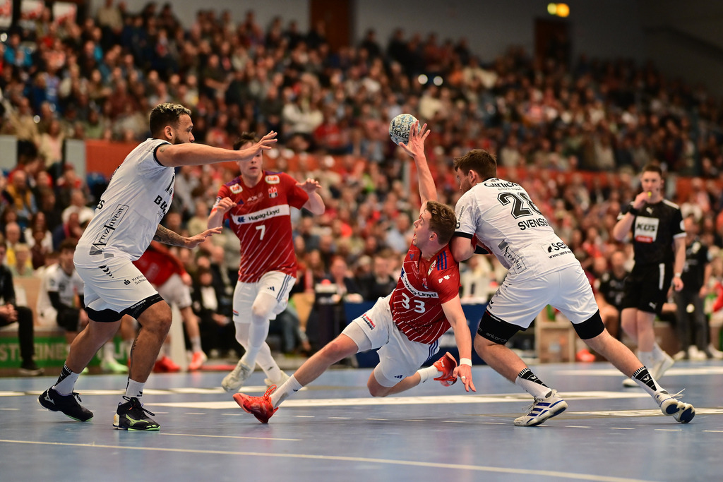 Handball I Herren I Saison 2024-2025 I Bundesliga I 23. Spieltag I HSV Hamburg - MT Melsungen | Rogerio Moraes Ferreira (13, MT Melsungen) Leif Tissier (7, HSV Hamburg) Moritz Sauter (33, HSV Hamburg) Jonathan Svensson (28, MT Melsungen) - Realisiert mit Pictrs.com