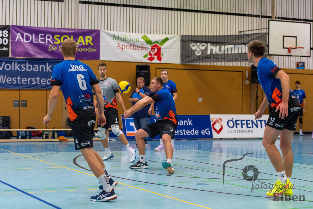 VSG Ammerland-TV Baden | Volleyball-Regionalliga; VSG Ammerland (blau)-TV Baden (weiß) am 19.10.2024; in Bad Zwischenahn (Sporthalle Schullerstraße), Photo: Philip Eiben 2024 - Realisiert mit Pictrs.com