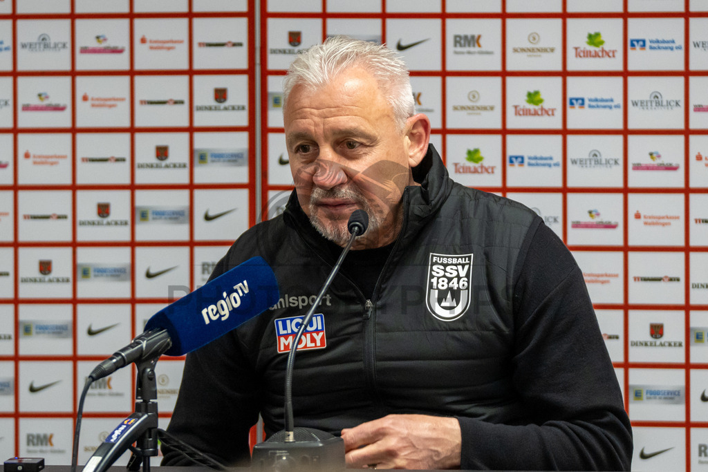 SG Sonnenhof Grossaspach vs. SSV Ulm 1846 Fussball, Fussball, WFV-Pokal, Viertelfinale, 01.04.2026 | Pavel Dotchev (Trainer SSV Ulm 1846 Fussball) bei der Pressekonferenz nach der Niederlage,SG Sonnenhof Grossaspach vs. SSV Ulm 1846 Fussball, Fussball, WFV-Pokal, Viertelfinale, 01.04.2026