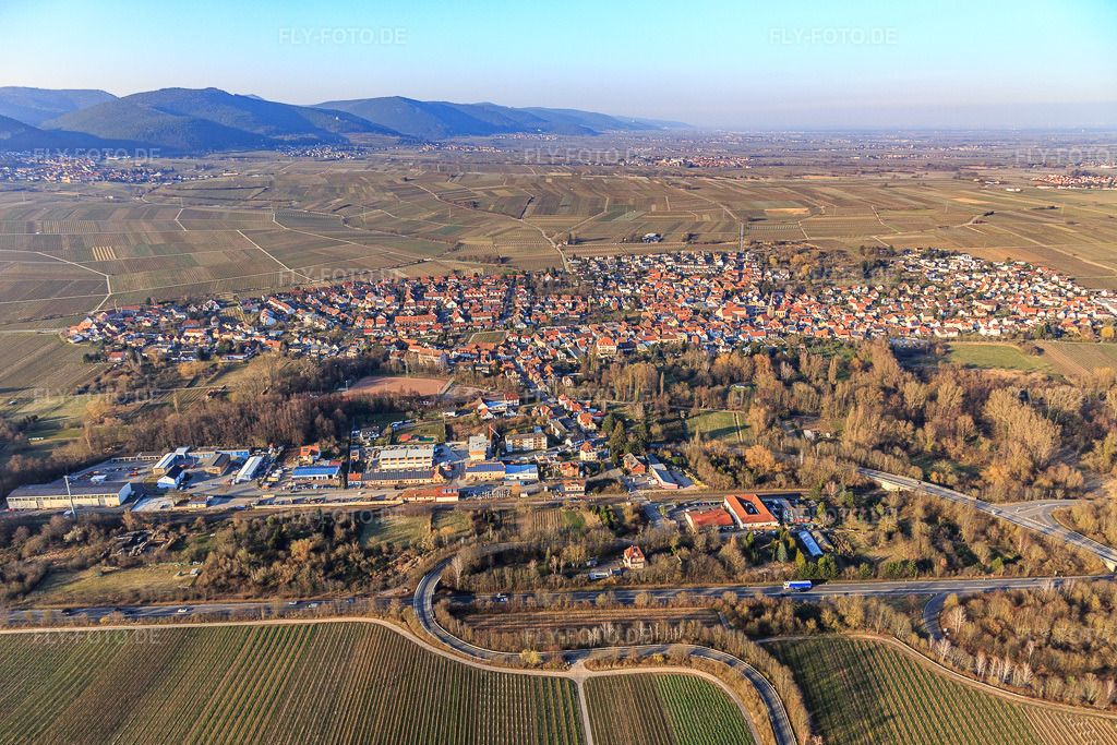 Luftbild: Ortsansicht jenseits der b10 von Süden im Ortsteil Godramstein in Landau im Bundesland Rheinland-Pfalz in Deutschland. Foto: IMG_130776.jpg vom 09.03.2022 durch Werner Riehm/FLY-FOTO.de