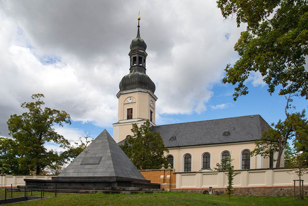 Grabpyramide der Familie Eberstein und Gedächtniskirche Schönefeld | Entdecke über 20 Kategorien Leipzig-Motive: Foto-Downloads, hochwertige Poster, Leinwand- & Fine-Art-Prints. Jetzt Lieblingsfoto im Bildlexikon Leipzig Shop bestellen!