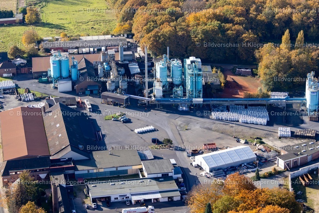Luftbilder Brüggen-7539 | Luftbildfotografie Gebäude und Produktionshallen auf dem Fabrikgelände der "CS ADDITIVE GmbH" an der Heide, Stiegstraße in Brüggen im Bundesland Nordrhein-Westfalen, Deutschland. - Realisiert mit Pictrs.com