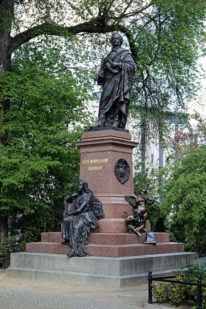 Foto: Leipzig - Mendelssohn-Denkmal | Das Team hinter BILDLEXIKON LEIPZIG bündelt historische wie aktuelle Informationen über die Stadt Leipzig in Text und Bild auf einer Plattform und stellt diese der interessierten Öffentlichkeit zur Verfügung.