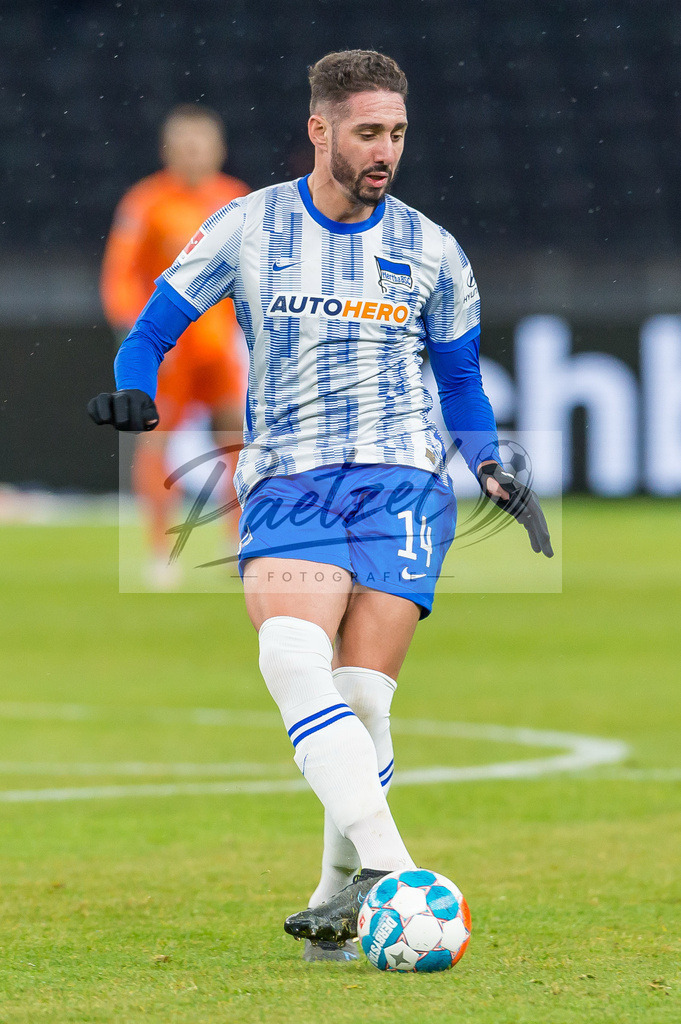 HERBOC20220204_244 | Fussball, Herren: Ishak Belfodil (Hertha BSC) in Aktion, am Ball, Einzelaktion bei dem Spiel der 1. Bundesliga zwischen Hertha BSC und VfL Bochum im Olypiastadion am 04.02.2022 in Berlin, Deutschland.DFB / DFL REGULATIONS PROHIBIT ANY USE OF PHOTOGRAPHS AS IMAGE SEQUENCES AND/OR QUASI-VIDEO. - Realisiert mit Pictrs.com