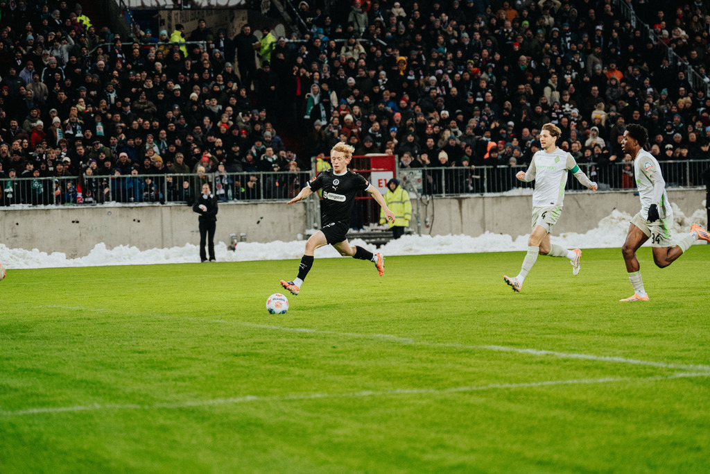 FCS05143-2 | Der offizielle Shop für FC St. Pauli Fotos. Wähle aus Spielszenen & Fanmomenten dein FCSP Wunschformat. Wir liefern Millerntor-Atmosphäre.