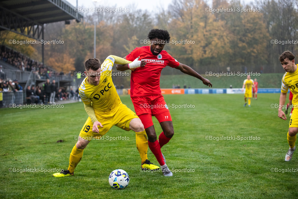 Zweikampf | 15.11.2025, Fussball, Niederrheinpokal, VfB Homberg - Rot-Weiß Oberhausen: Zweikampf zwischen Matona-Glody Ngyombo (Rot-Weiß Oberhausen #17) im Zweikampf mit Justin Walker (VfB Homberg #19) - Realisiert mit Pictrs.com