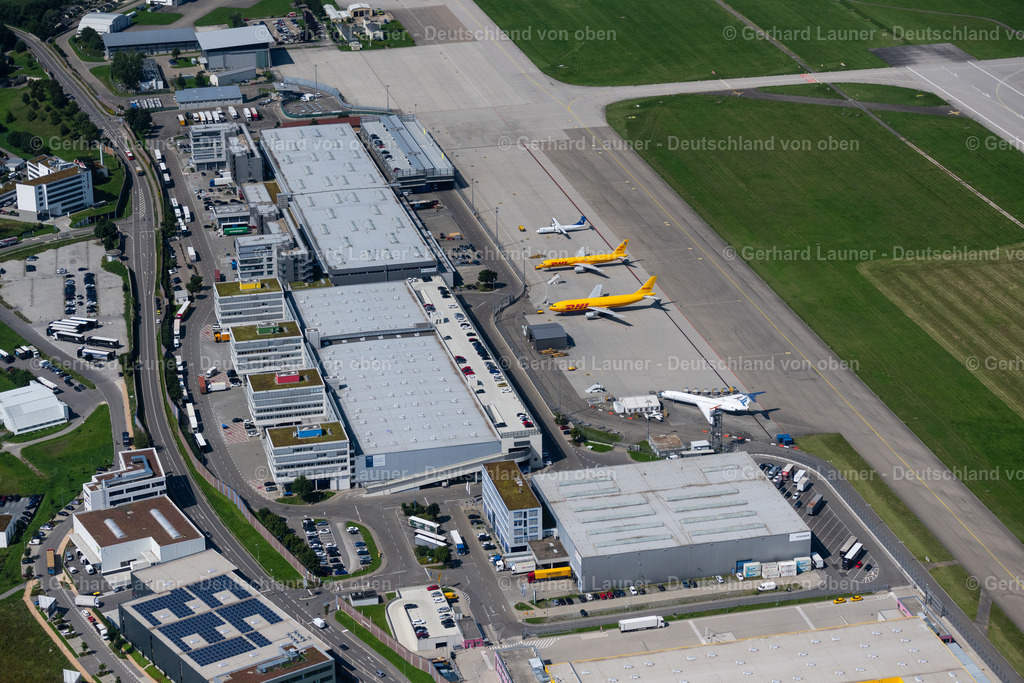 4047244 | STUTTGART 11.08.2021 Abfertigungs- Gebäude und Terminals auf dem Gelände des Flughafen in Stuttgart im Bundesland Baden-Württemberg. Weiterführende Informationen bei: Flughafen Stuttgart GmbH.