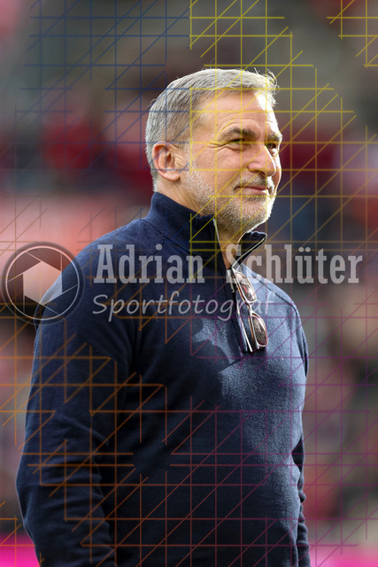 1. FC Köln vs Hamburger SV - 1. Bundesliga  | Köln, Deutschland, 02.11.25:   Sportvorstand Stefan Kuntz (Hamburger SV) schaut waehrend des Spiels der Bundesliga zwischen  1. FC Köln vs Hamburger SV in der RheinEnergieStadion(Foto von Brauer-Fotoagentur / Adrian Schlueter)