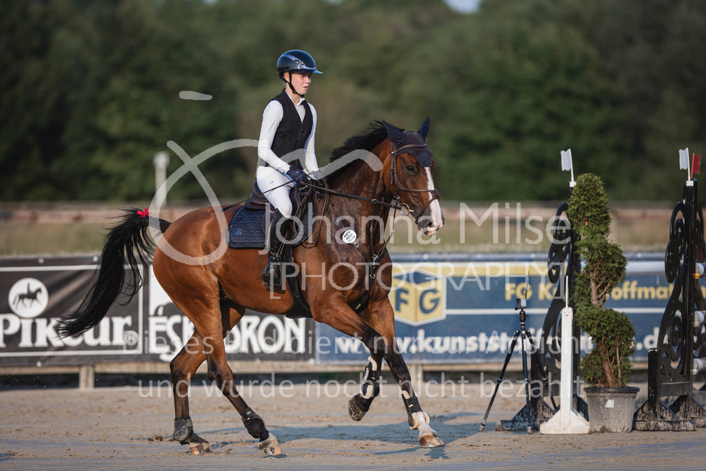 240627_LüPfSpTa_M1-Spr-328 | Deine schönsten Turniermomente als professionelle Fotos! Entdecke hochwertige Pferdesport-Fotografie im Online-Shop. Jetzt Fotos finden & bestellen!