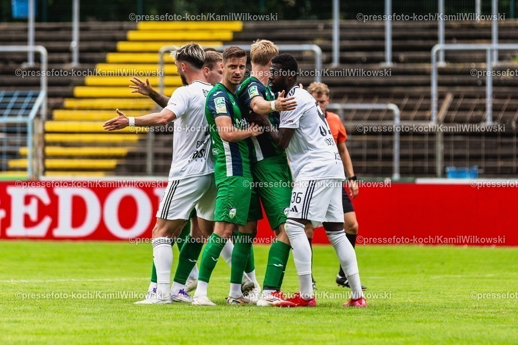 xKWI02082501011 | 02.08.2025, xkwix, Fußball, Regionalliga West, FC Gütersloh - 1. FC Bocholt, Ohlendorf Stadion im Heidewald: Zweikämpfe vor der Ecke mit Patrik Twardzik ( FC Gütersloh #18 ) 