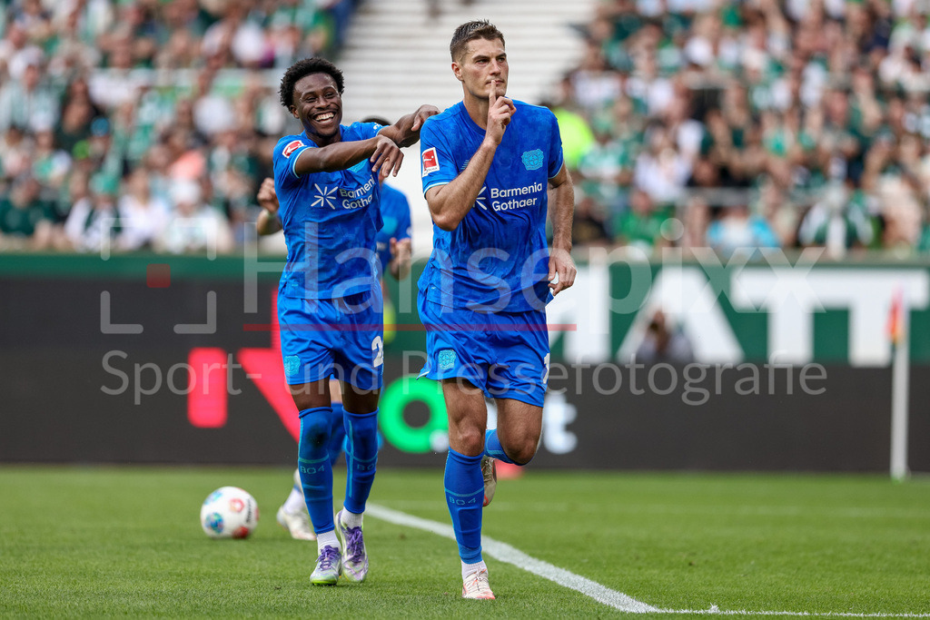 Fussball, Bundesliga, SV Werder Bremen - Bayer 04 Leverkusen | v.li.: Nathan Tella (Bayer 04 Leverkusen, 23) und Torschütze Patrik Schick (Bayer 04 Leverkusen, 14) mit Torjubel, Jubel, jubeln, jubelt, optimistisch, Spielszene, Highlight, Freude über das Tor zum 1:3, DIE DFL-RICHTLINIEN UNTERSAGEN JEGLICHE NUTZUNG VON FOTOS ALS SEQUENZBILDER UND/ODER VIDEOÄHNLICHE FOTOSTRECKEN. DFL REGULATIONS PROHIBIT ANY USE OF PHOTOGRAPHS AS IMAGE SEQUENCES AND/OR QUASI-VIDEO.