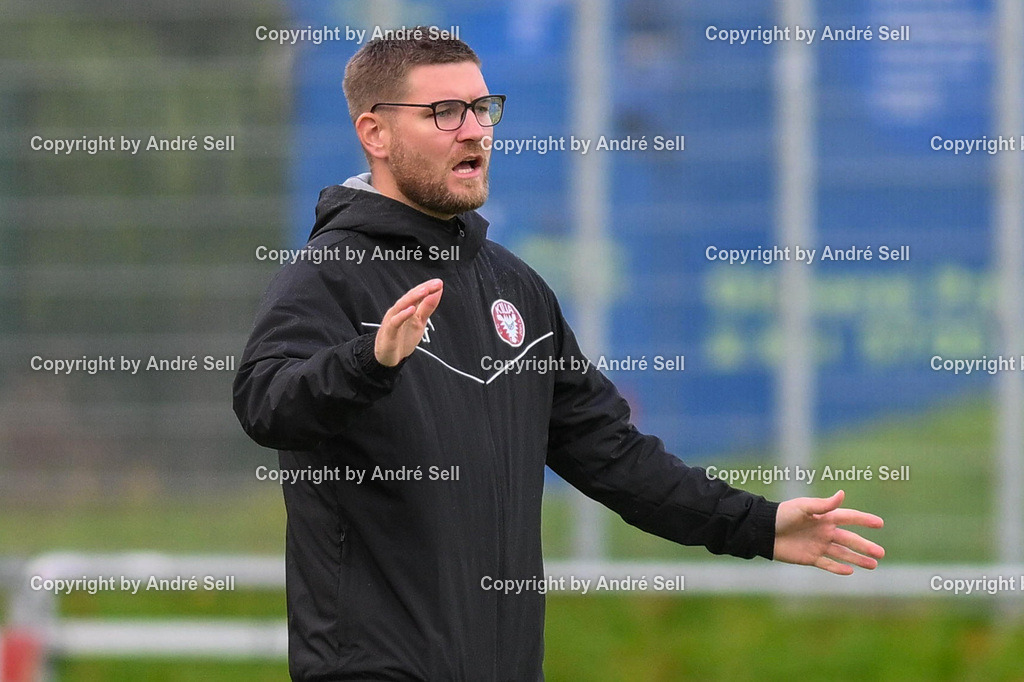FC Kilia Kiel II vs TSV Flintbek | Trainer Leon Trentepohl (Kilia) / Fußball-Verbandsliga Ost Männer 2026/2027 / FC Kilia Kiel II vs TSV Flintbek / Kilia Sportplatz / Kiel / 10.10.26 - Realisiert mit Pictrs.com