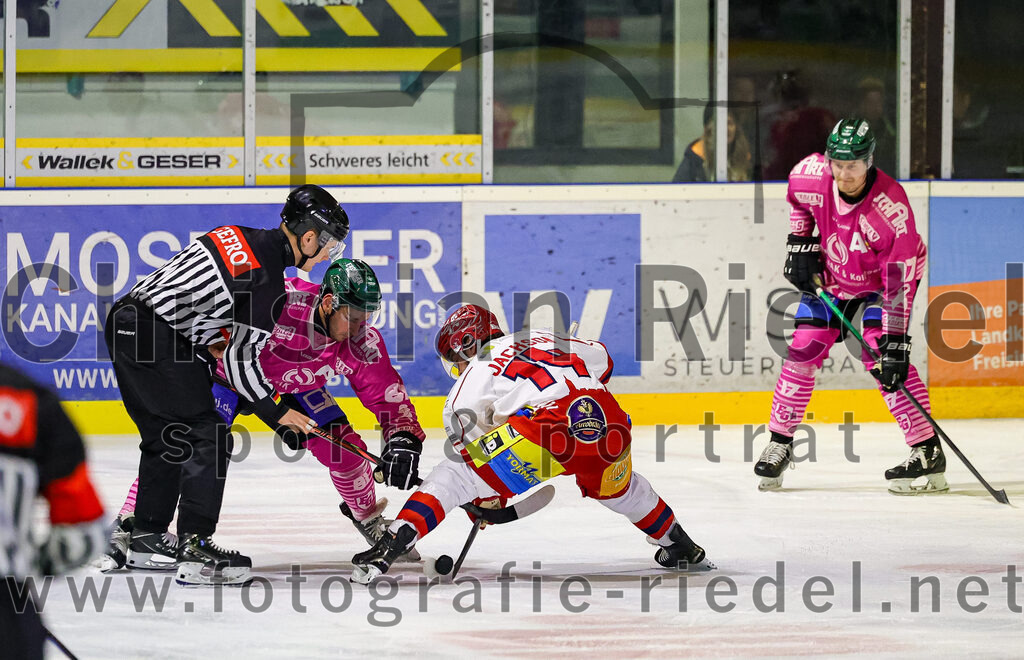 2025-10-24_110_TSV_Erding_gegen_Deggendorfer_SC | Erding, Deutschland, 24.10.2025:Eishockey, Oberliga Süd 2025 / 2026, 11. Spieltag, TSV Erding gegen Deggendorfer SC, Endergebnis: 2:4Maximilian Forster (Erding Gladiators, #81), Julian Elsberger (Deggendorfer SC, #19)Foto: Christian Riedel / fotografie-riedel.net