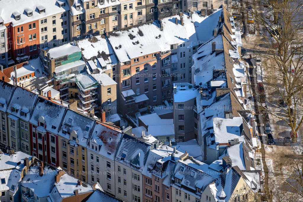4043834 | DORTMUND 13.02.2021 Winterlich schneebedeckte Wohngebiet der Mehrfamilienhaussiedlung Hollestraße - Kleine Beurhausstraße im Ortsteil Westpark in Dortmund im Ruhrgebiet im Bundesland Nordrhein-Westfalen, Deutschland. // Wintry snowy residential area of the multi-family house settlement Hollestrasse - Kleine Beurhausstrasse in the district Westpark in Dortmund at Ruhrgebiet in the state North Rhine-Westphalia, Germany. Foto: Gerhard Launer