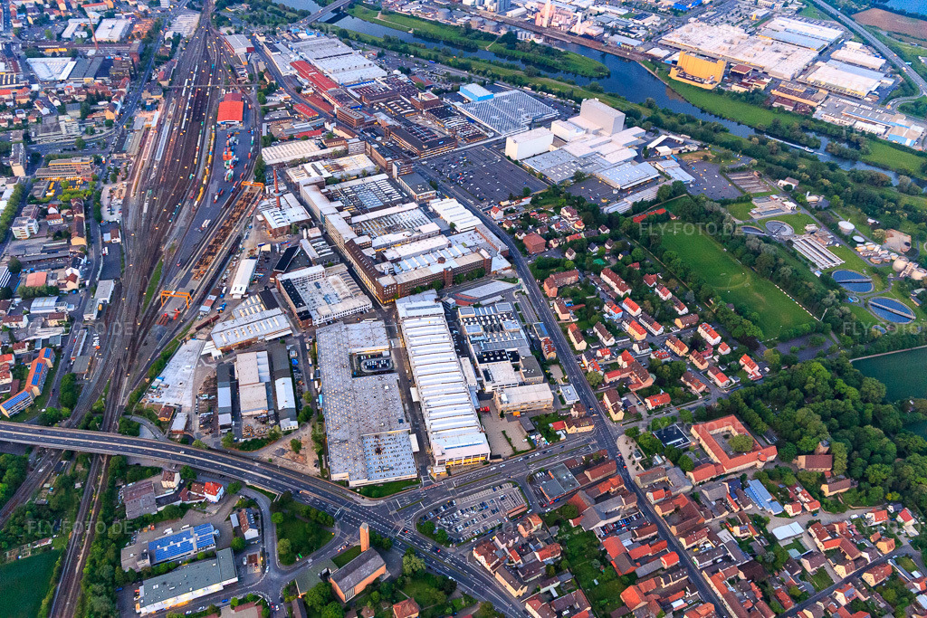 Luftbild: Industriegebiet Ernst-Sachs-Straße südlich der Bahn mit ZF Race Engineering GmbH, ZF Friedrichshafen AG, Werk Nord und Bosch Rexroth AG im Ortsteil Oberndorf in Schweinfurt im Bundesland Bayern in Deutschland. – Foto: IMG_099693.jpg vom 24.05.2017 durch Werner Riehm/FLY-FOTO.de – Auflösung des Originals: 5472 x 3648 px – ZF Race Engineering – Bosch Rexroth Global