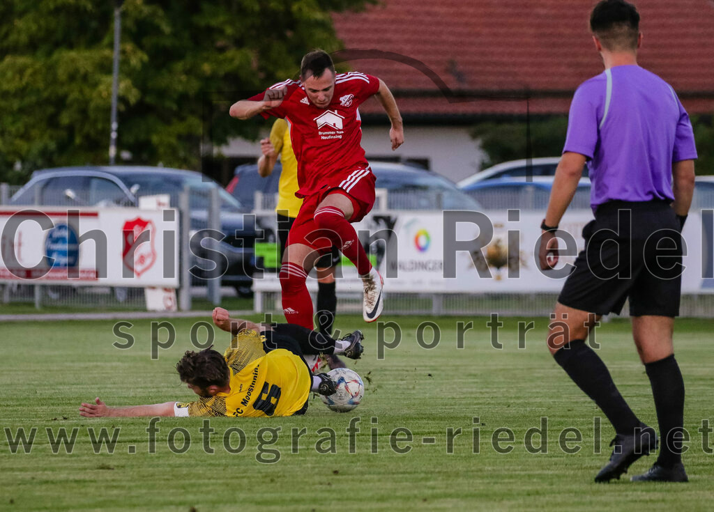 2023-09-07_052_FC_Finsing_gegen_FC_Moosinning_II | Finsing, Deutschland, 07.09.2023:
Fußball, Kreisliga 2023 / 2024, 8. Spieltag, FC Finsing gegen FC Moosinning II, Endergebnis: 3:0

Sebastian Schmid (FC Moosinning, #6), Andre Huber (FC Finsing, #9), Schiedsrichter Noar Aliu

Foto: Christian Riedel / fotografie-riedel.net