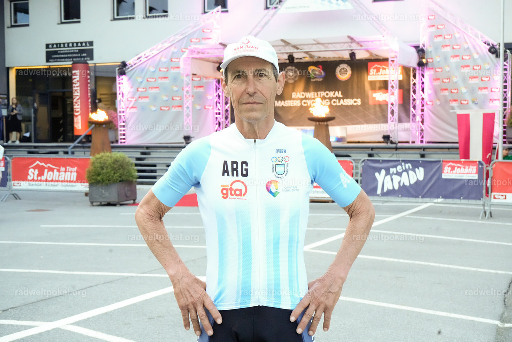 1233_20230817_Bewerb_Maenner_Muehlanger | AUT - OESTERREICH, 2023-08-16: SPORT RENNRAD-FAHREN - 55. INTERNATIONALER RADWELTPOKAL IN ST. JOHANN IN TIROL  - Vintage-Radrennen mit WM-Bronze-Medaillen-Siegerin Christina Schweinberger, den Teilnehmer und Alexander Baumann (vom Orginastions-Team) - TAG 2 BEWERB MAENNER IN SECHS GRUPPEN  ; Foto: Roland Muehlanger