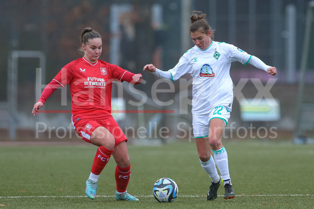 Fussball, Testspiel Frauen, SV Werder Bremen - FC Twente Enschede | v.li.: Sofie Rianne Vermeer (FC Twente Vrouwen, 28) und Rieke Dieckmann (SV Werder Bremen, 22) im Zweikampf, Duell, Dynamik, Aktion, Action, Spielszene