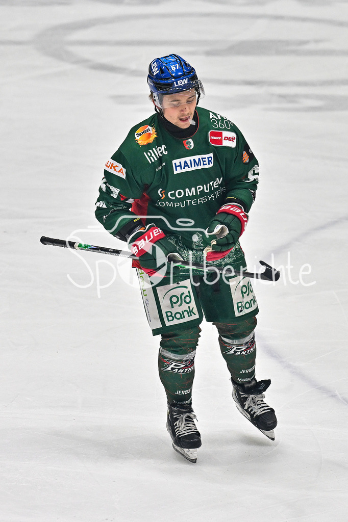 Augsburger Panther - Dresdner Eislöwen | AUGSBURG, GERMANY - 04. DECEMBER: im Bild Florian ELIAS (Augsburger Panther 67) / Einzelfoto / Freisteller während dem Match zwischen den Augsburger Panthern und den Dresdner Eislöwen am 25 Spieltag der PENNY DEL im Curt Frenzel Stadion