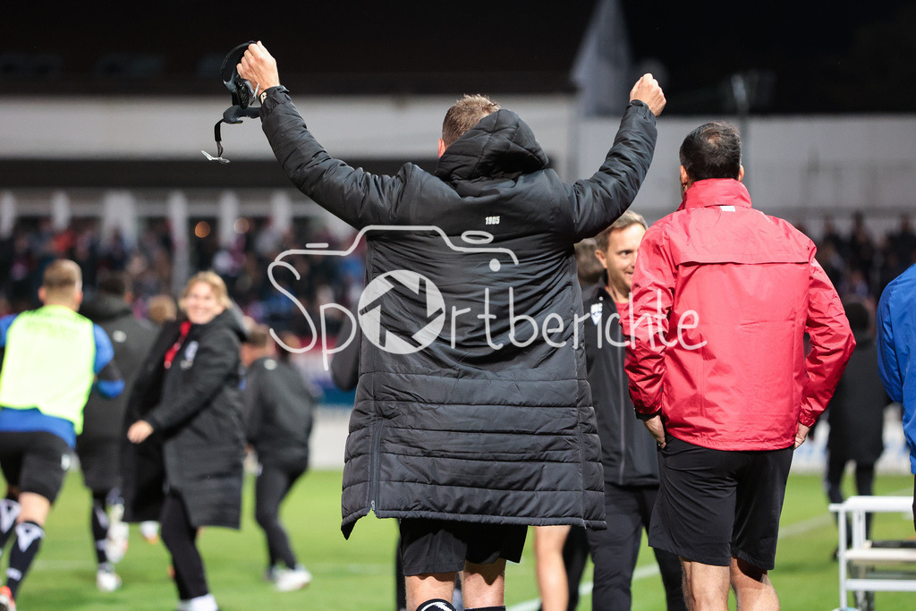 SpVgg Unterhaching - Arminia Bielefeld | Jubel der Gaeste nach dem Abpfiff in Unterhaching / Fabian KlOS (Bielefeld #9) / Freude / Happy / DFL REGULATIONS PROHIBIT ANY USE OF PHOTOGRAPHS AS IMAGE SEQUENCES AND/OR QUASI-VIDEO