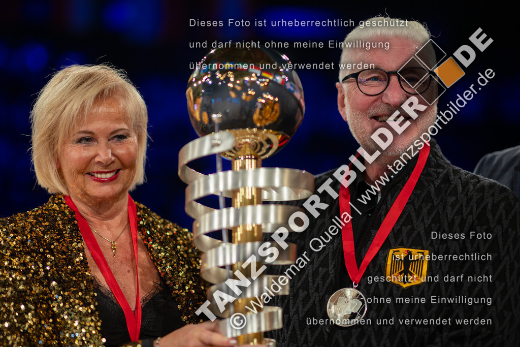 20251206-05811 | Hier finden Sie Tanz Bilder vom Latein und Standard Formationen tanzen. Sportbilder vom Tanzsport. Schöne Fotos und von Weltmeisterschaft, Europameisterschaft, Bundesliga, Regionalliga, Oberliga und Landesliga sowie von GOC Stuttgart, DanceComp, WM Bremen