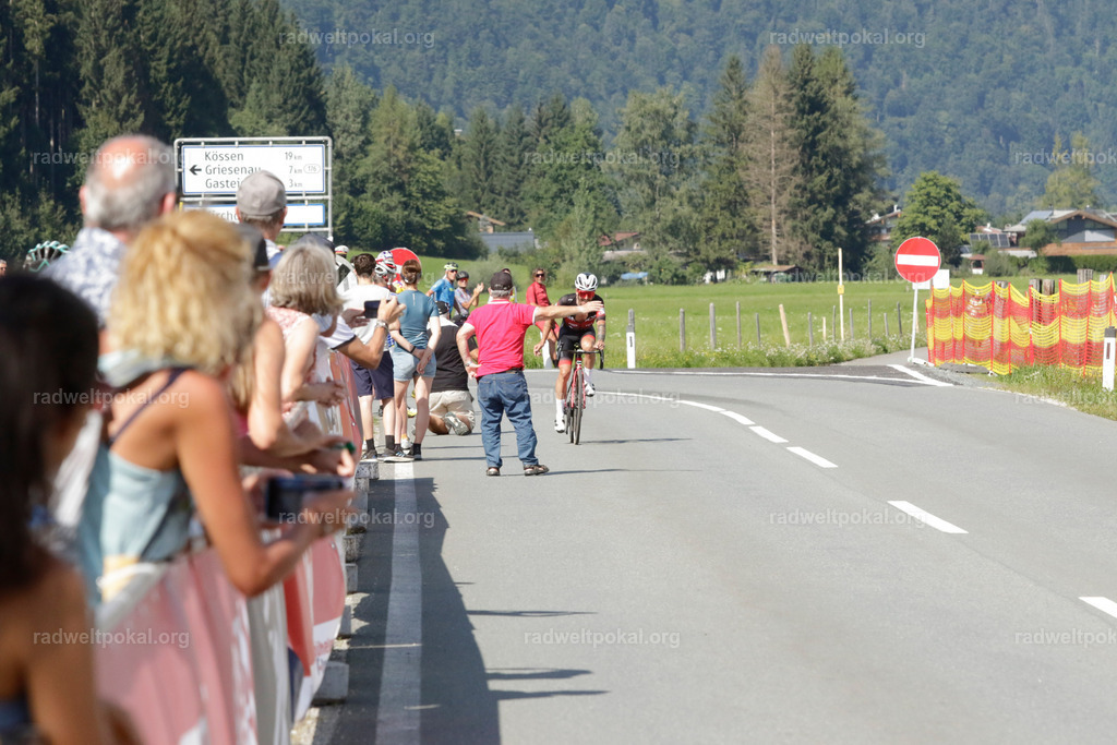 1200_20230817_Bewerb_Maenner_Muehlanger | AUT - OESTERREICH, 2023-08-16: SPORT RENNRAD-FAHREN - 55. INTERNATIONALER RADWELTPOKAL IN ST. JOHANN IN TIROL  - Vintage-Radrennen mit WM-Bronze-Medaillen-Siegerin Christina Schweinberger, den Teilnehmer und Alexander Baumann (vom Orginastions-Team) - TAG 2 BEWERB MAENNER IN SECHS GRUPPEN  ; Foto: Roland Muehlanger