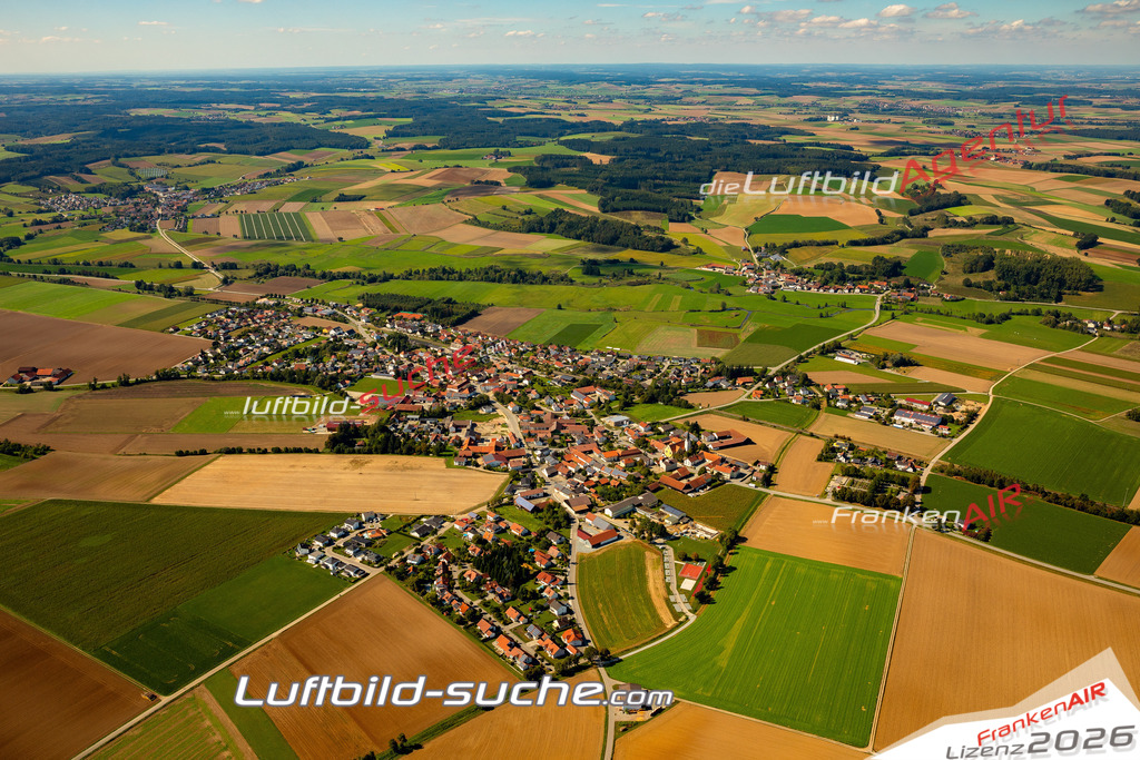 Das Luftbild zeigt :  Laberweinting - Die Luftaufnahme wurde 2023 vom UL-Flugzeug aus erstellt ( keine Drohne ) - Hochauflösende Luftaufnahme - Für grossformatige Ausdrucke geeignet. Die Geschenkidee !Mit Lizenz und Bildrechte bestellbar