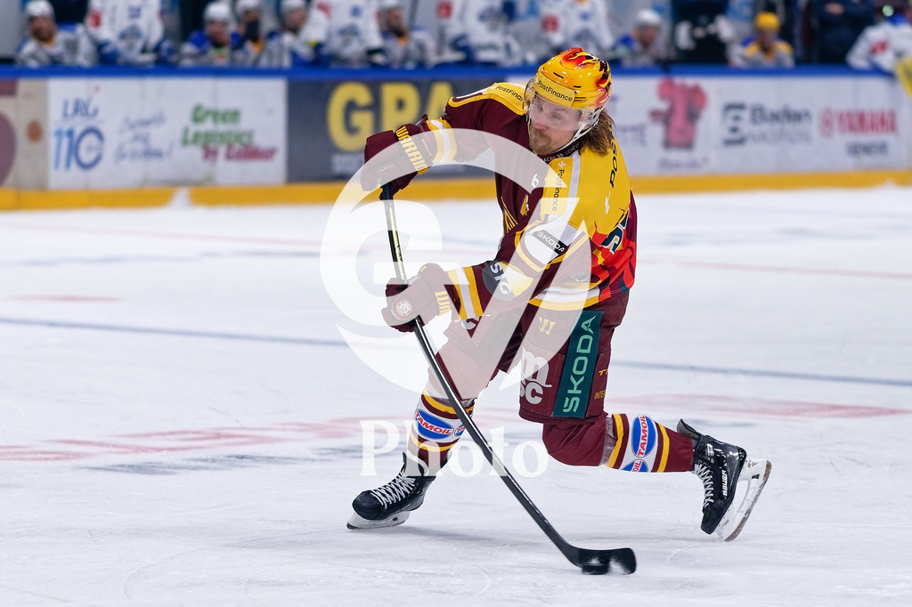 National League - Geneve-Servette HC v EV Zug | Markus Granlund (60 Geneve-Servette HC) shoots the puck (action)  during the National League match between Geneve-Servette HC and EV Zug at Les Vernets in Geneva, Switzerland
