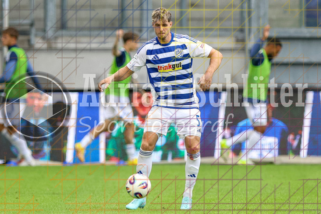 MSV Duisburg vs VfB Stuttgart II - 3. Liga | Duisburg, Deutschland, 02.08.25:   Tobias Fleckstein (MSV Duisburg) in Aktion am Ball, Einzelaktion waehrend des Spiels der 3. Liga MSV Duisburg vs VfB Stuttgart II in der schauinsland-reisen-arena(Foto von Brauer-Fotoagentur / Adrian Schlueter)