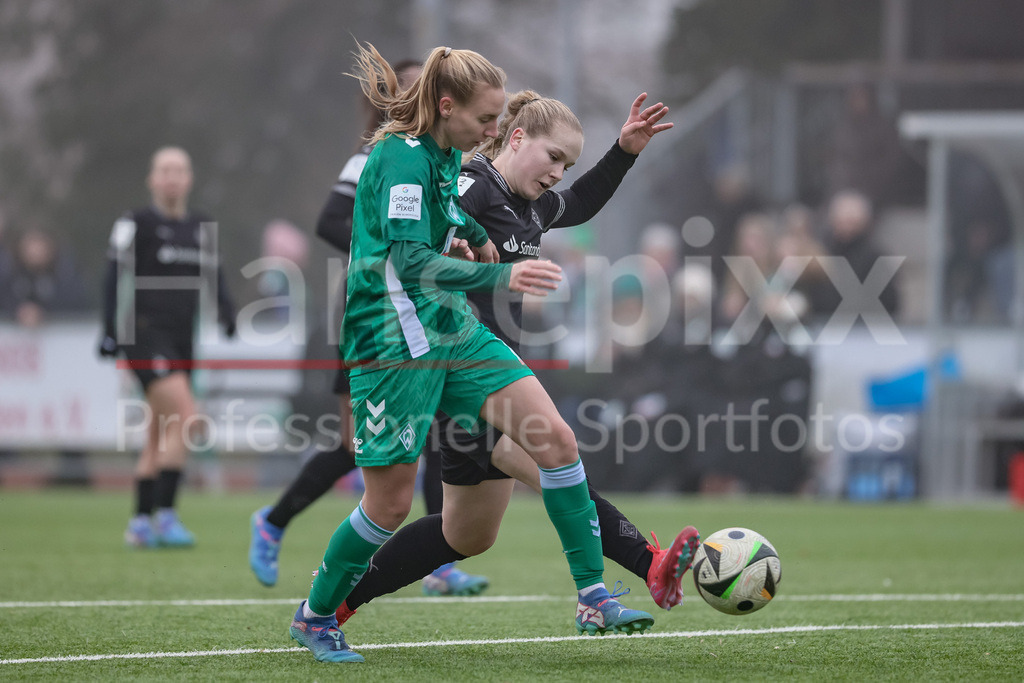 Fussball, Testspiel Frauen, Borussia Mönchengladbach - SV Werder Bremen | v.li.: Emöke Papai (SV Werder Bremen, 16) und Mia Giesen (Borussia Mönchengladbach, 7) im Zweikampf, Duell, Dynamik, Aktion, Action, Spielszene