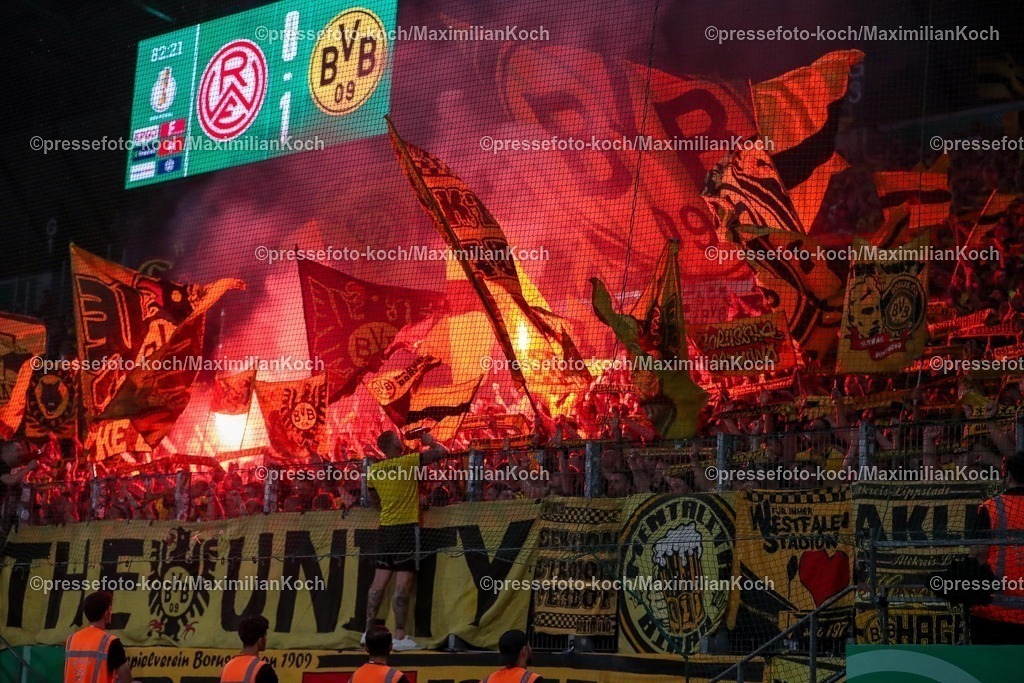 DFB18082501116 | 2025.08.18, Fußball, 1.Runde DFB-Pokal, Rot-Weiss Essen - Borussia Dortmund, Stadion Hafenstraße, Saison 2025 2026: Pyrotechnik im Gästeblock Feature Ultras Bengalisches feuer Gästekurve Fans Besucher Zuschauer Fahnen  bengalisches Feuer Bengalos DFB regulations prohibit any use of photographs as image sequences and or quasi-video.