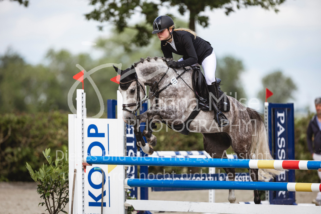 240616_Lemwerder_Springpony-L-319 | Deine schönsten Turniermomente als professionelle Fotos! Entdecke hochwertige Pferdesport-Fotografie im Online-Shop. Jetzt Fotos finden & bestellen!