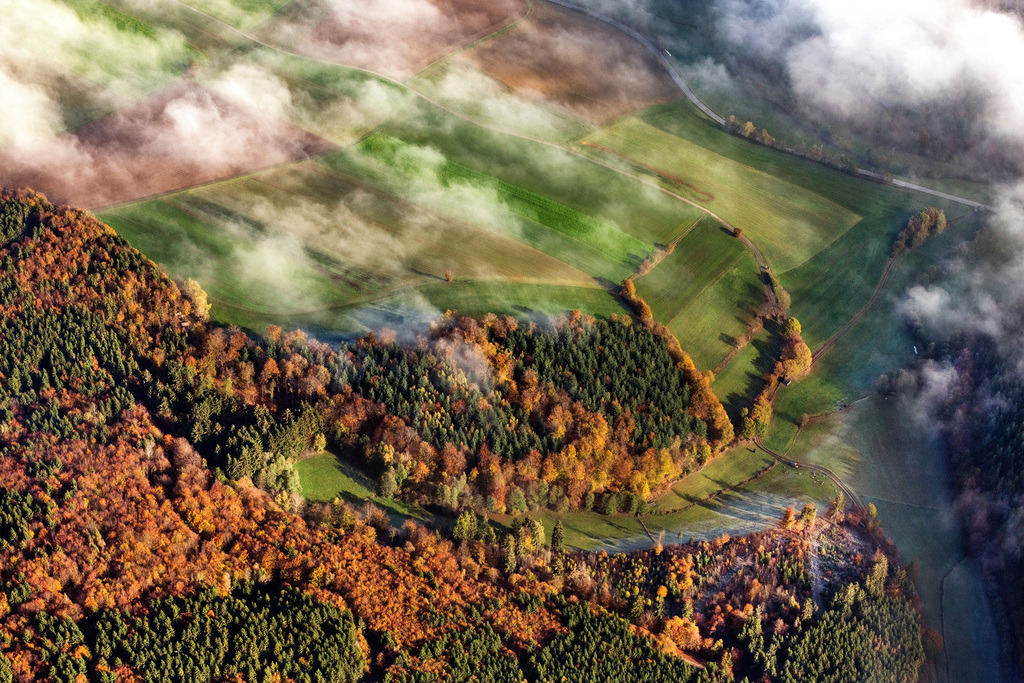 dr__0040355.jpg | HAINA (KLOSTER) 31.10.2019 Herbstliche verfärbte Vegetationsansicht Wetterlage mit Wolkenbildung über einem Wald in Bad Wildungen im Bundesland Hessen, Deutschland. // Autumnal discolored vegetation view weather conditions with cloud formation ueber einem Wald in Bad Wildungen in the state Hesse, Germany. Foto: Daniel Reiter