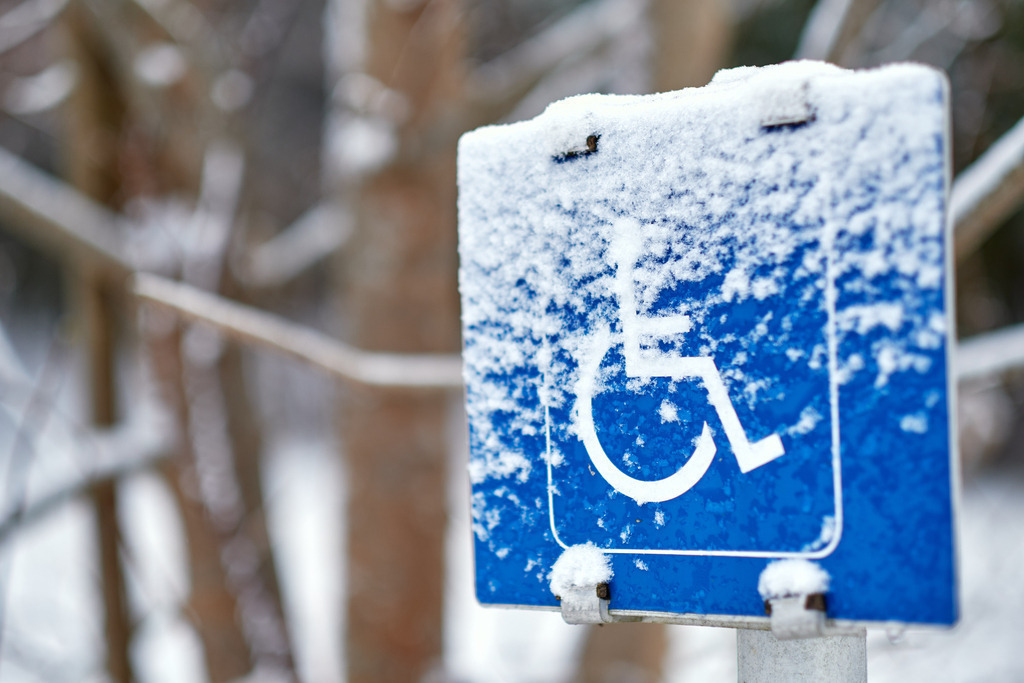 verschneite Behindertenparkplatz Tafel mit Wald | Rauchwart, Austria - January 24, 2022: verschneite Behindertenparkplatz Tafel mit Wald. - Realisiert mit Pictrs.com