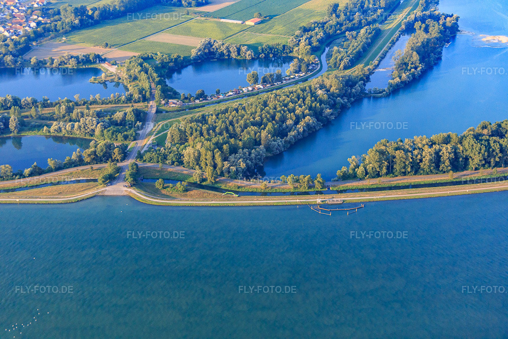 Luftbild: Bedestrand Hanfsee und Gio.Incoo Welssee aus Norden jenseits des Rheins im Ortsteil Söllingen in Rheinmünster im Bundesland Baden-Württemberg in Deutschland.Foto: IMG_093101.jpg vom 16.08.2016 durch Werner Riehm/FLY-FOTO.deAuflösung des Originals: 5472 x 3648 px
