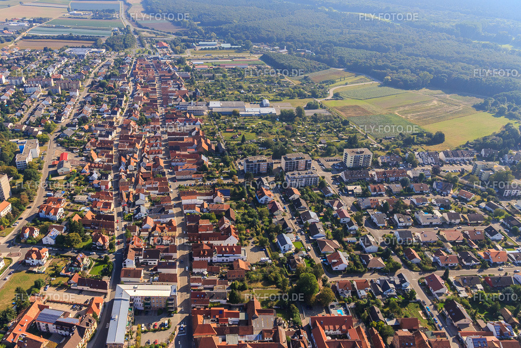 Juststraße Rheinstraße von Westen | Luftbild: Juststraße Rheinstraße von Westen in Kandel im Bundesland Rheinland-Pfalz in Deutschland. Foto: IMG_094942.jpg vom 24.09.2016 durch Werner Riehm/FLY-FOTO.de - Realisiert mit Pictrs.com