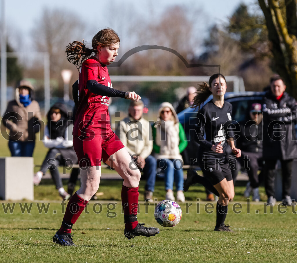 2024-02-25_031_FC_Schwaig_gegen_TSV_Eching | Oberding, Deutschland, 25.02.2024:
Fußball, Bezirksliga 2023 / 2024, Testspiel, FC Schwaig gegen TSV Eching, Endergebnis: 0:5

Emily Grimes (FC Schwaig, #13)

Foto: Christian Riedel / fotografie-riedel.net